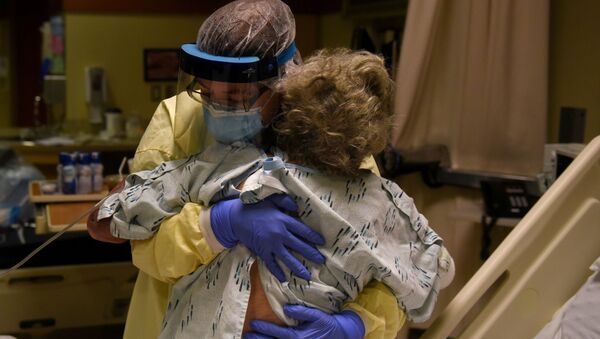 Healthcare personnel prepare to discharge a patient who had been quarantining after a possible exposure to the coronavirus disease (COVID-19) at a hospital in Lakin, Kansas, U.S. - 俄罗斯卫星通讯社