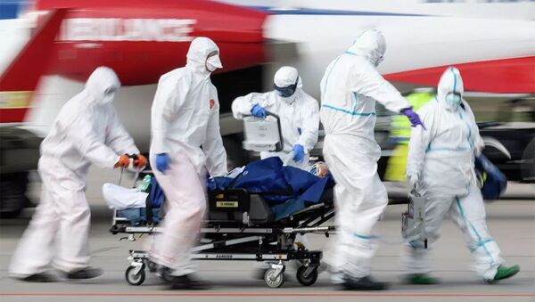 Медицинские работники везут пациента с коронавирусной инфекцией в Дрездене, Германия - 俄罗斯卫星通讯社