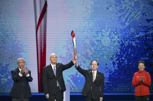 北京冬奥会组委会在倒计时一周年活动中展示火炬实物。 - 俄罗斯卫星通讯社