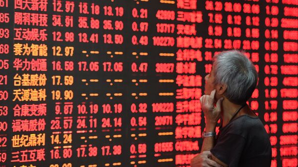 Инвесторы изучают биржевую информацию в брокерской фирме в Ханчжоу - 俄罗斯卫星通讯社