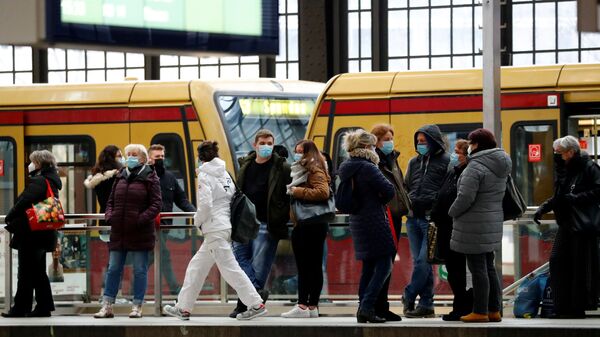 Люди на железнодорожной станции в Берлине, Германия - 俄羅斯衛星通訊社