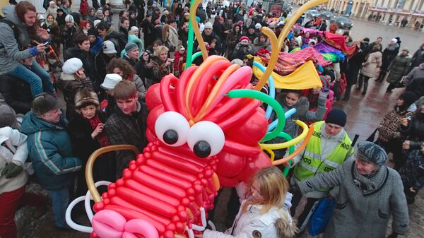  Участники шествия в честь китайского Нового года несут дракона, сделанного из воздушных шаров, у станции метро Гостинный двор.  - 俄羅斯衛星通訊社