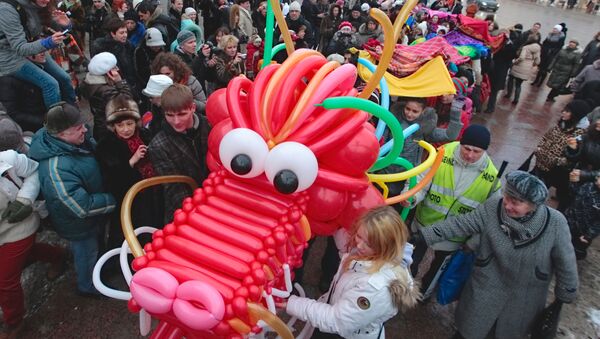  Участники шествия в честь китайского Нового года несут дракона, сделанного из воздушных шаров, у станции метро Гостинный двор.  - 俄罗斯卫星通讯社