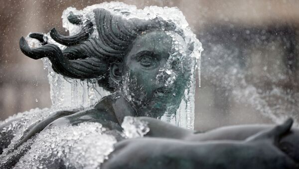 伦敦特拉法加广场上被冰覆盖的雕像。 - 俄罗斯卫星通讯社