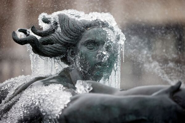 倫敦特拉法加廣場上被冰覆蓋的雕像。 - 俄羅斯衛星通訊社