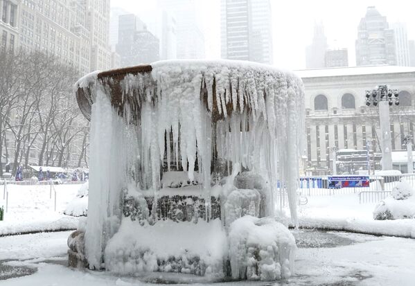 纽约被冰封冻约瑟芬·肖·洛厄尔纪念喷泉。 - 俄罗斯卫星通讯社