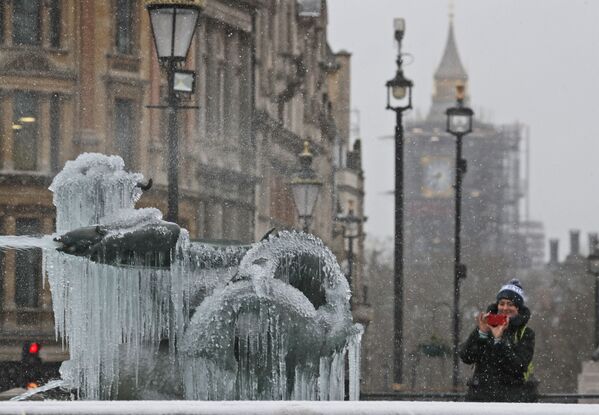 一名女子在拍攝倫敦特拉法加廣場上被冰封凍的雕像。 - 俄羅斯衛星通訊社