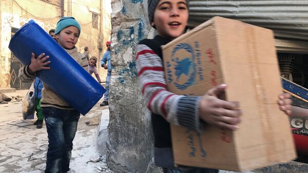 Дети, получившие гуманитарную помощь, в восточном квартале Алеппо - 俄罗斯卫星通讯社