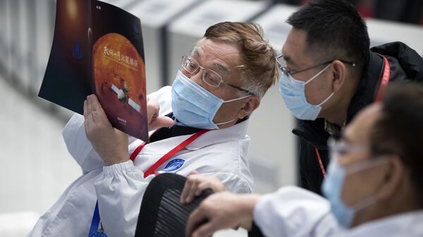 Китайский эксперт Е Пэйцзянь (слева) беседует с коллегами в Пекинском аэрокосмическом центре управления в Пекине. 10 февраля 2021 - 俄羅斯衛星通訊社