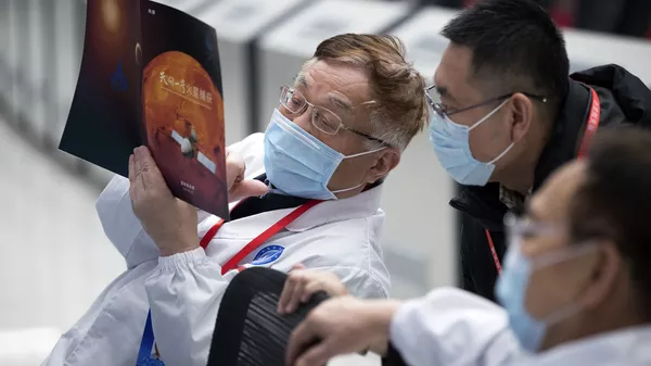 Китайский эксперт Е Пэйцзянь (слева) беседует с коллегами в Пекинском аэрокосмическом центре управления в Пекине. 10 февраля 2021 - 俄罗斯卫星通讯社