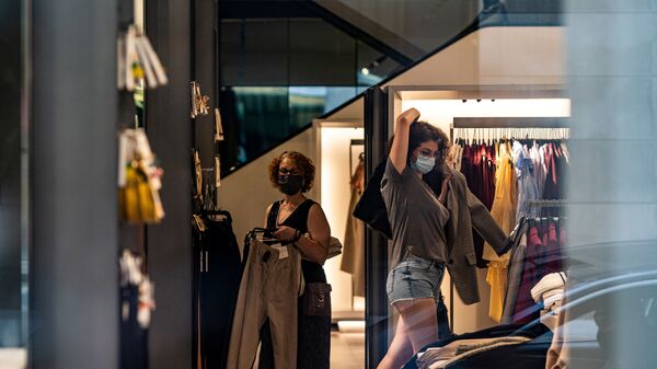 Девушка в маске в магазине одежды. Нью-Йорк - 俄罗斯卫星通讯社