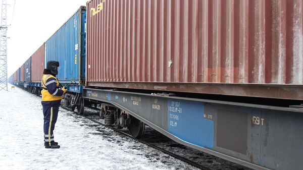 一列中轉百萬貨物集裝箱列車從中國出發駛經哈薩克斯坦 - 俄羅斯衛星通訊社