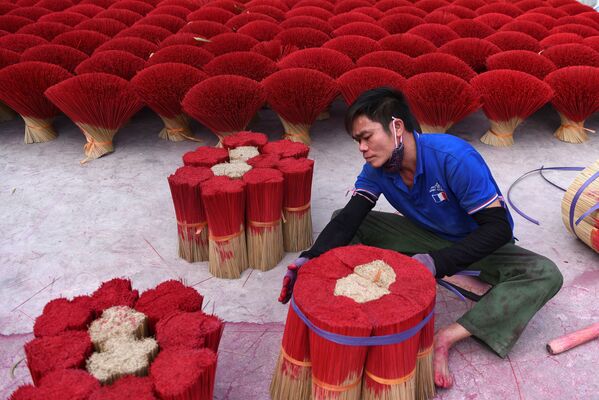 男子在越南河内附近包装佛香。 - 俄罗斯卫星通讯社