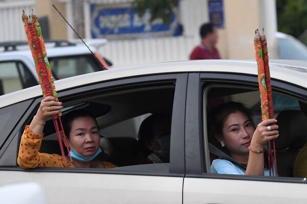 柬埔寨达克茂市坐在车里手拿香的女子 - 俄罗斯卫星通讯社