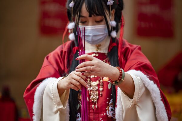 一位身着传统服装的女子在日本妈祖庙祈祷。 - 俄罗斯卫星通讯社
