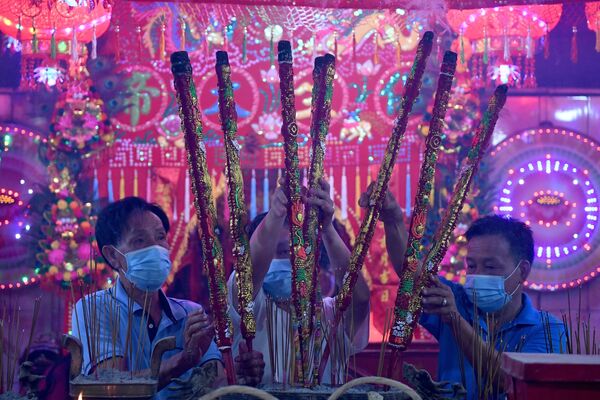 柬埔寨達克茂市農歷新年期間寺廟中點香的信徒。 - 俄羅斯衛星通訊社