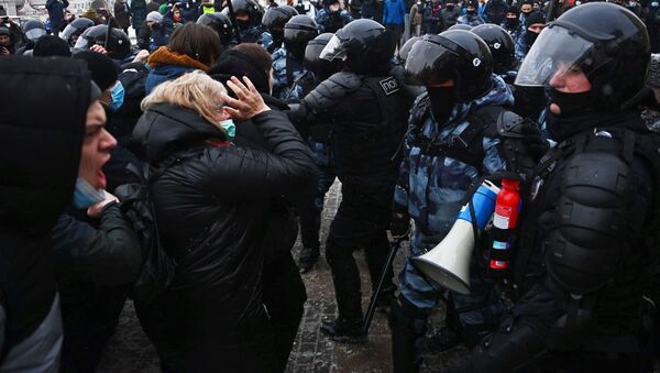 Сотрудники правоохранительных и участники несанкционированной акции сторонников Алексея Навального в Москве - 俄羅斯衛星通訊社