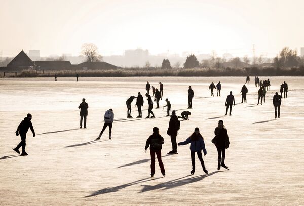 荷蘭百姓在須德海冰面上滑冰。 - 俄羅斯衛星通訊社