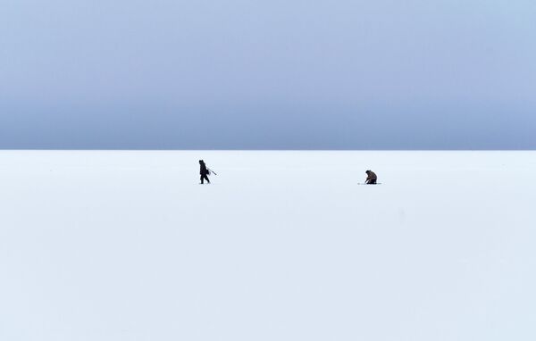卡累利阿共和国居民在拉达湖冰面上冰钓。 - 俄罗斯卫星通讯社