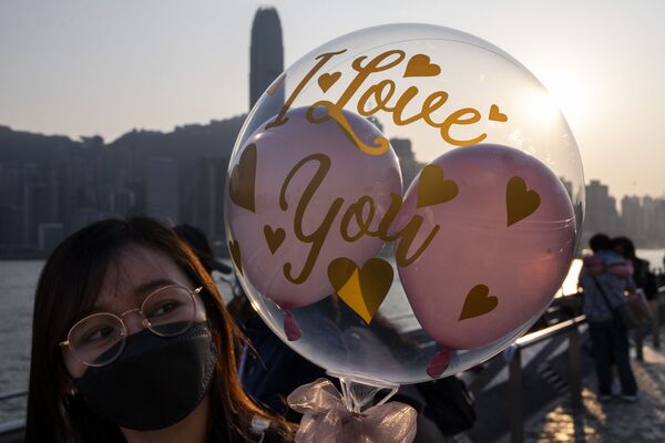 香港少女在維多利亞灣歡度情人節。 - 俄羅斯衛星通訊社