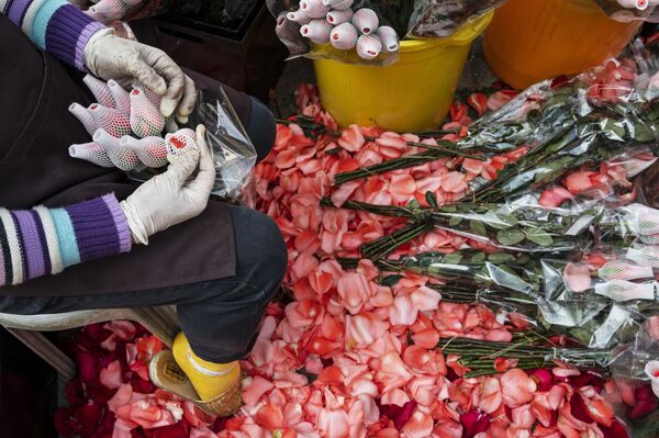 香港商販捆扎裝飾情人節鮮花。 - 俄羅斯衛星通訊社