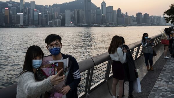 Молодые люди на набережной бухты Виктория в Гонконге в День всех влюбленных - 俄羅斯衛星通訊社