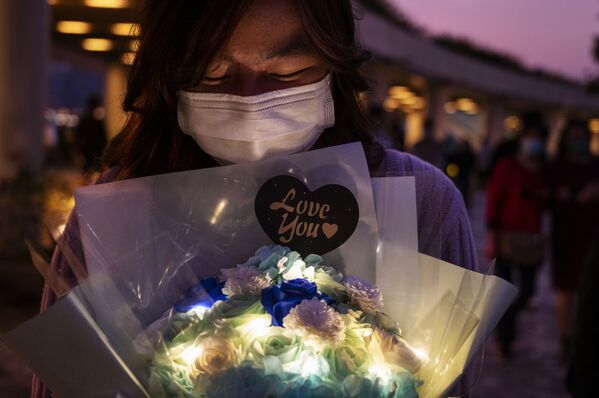 香港少女在維多利亞灣手捧玫瑰花。 - 俄羅斯衛星通訊社