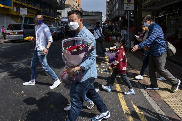 香港市民手持情人節玫瑰花。 - 俄羅斯衛星通訊社