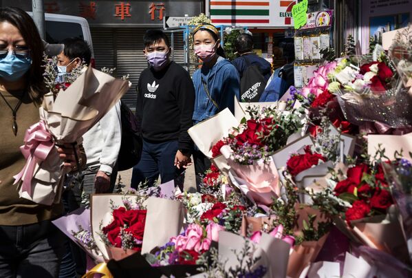 香港市民在情人節當天選購玫瑰花。 - 俄羅斯衛星通訊社