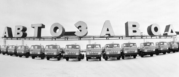1977年等待交貨發運的卡瑪茲卡車。 - 俄羅斯衛星通訊社