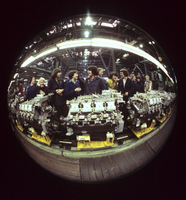 1982年，卡玛汽车制造厂发动机组装车间青年突击队。 - 俄罗斯卫星通讯社