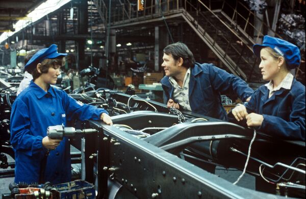 1986年，卡玛汽车制造厂生产车间。 - 俄罗斯卫星通讯社