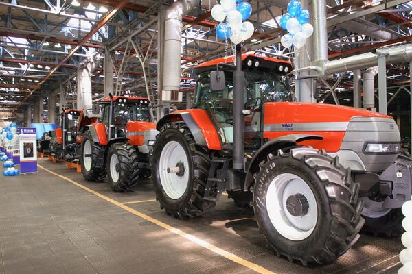 卡玛汽车制造厂开启“卡玛兹-215”农用轮式拖拉机 - 俄罗斯卫星通讯社