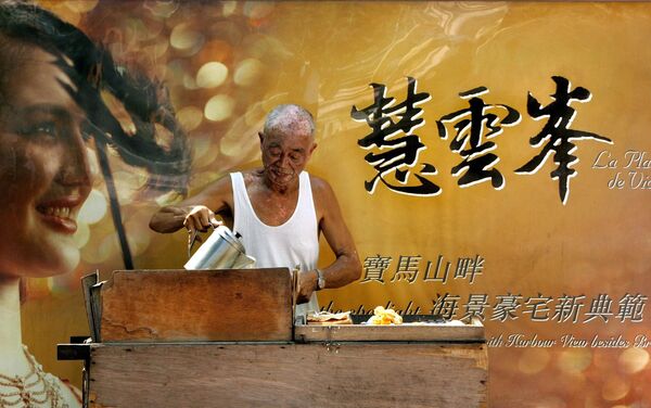 一名男子在香港街頭做薄餅。 - 俄羅斯衛星通訊社