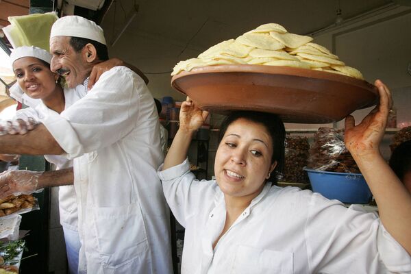 人们在售卖摩洛哥糕点和薄饼。 - 俄罗斯卫星通讯社