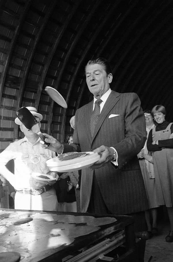 1980年，美國總統候選人羅納德·里根在薄餅展示會上。 - 俄羅斯衛星通訊社
