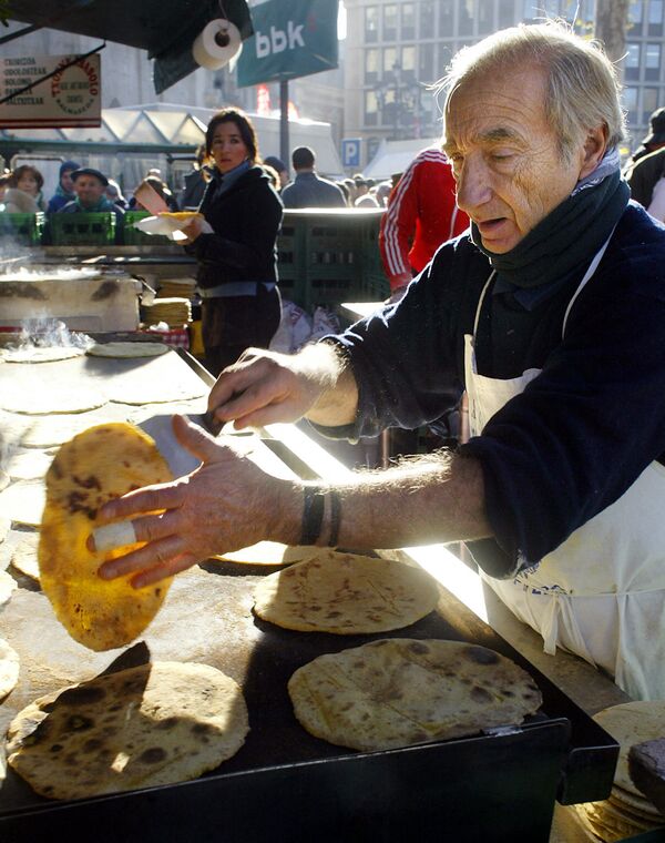 一名男子在比利鲍市场上制作传统的巴斯克薄饼。 - 俄罗斯卫星通讯社