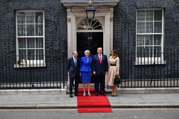 拉里貓、英國前首相特蕾莎·梅與她的丈夫和美國前總統特朗普夫婦在倫敦唐寧街10號首相官邸入口處附近。 - 俄羅斯衛星通訊社