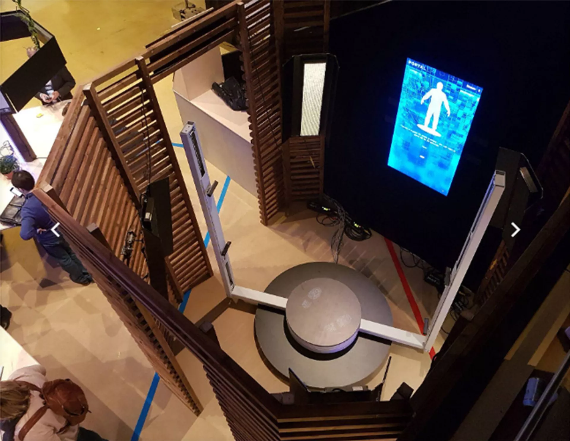 俄羅斯3D掃描儀 — 坐在沙發上試穿衣服 - 俄羅斯衛星通訊社, 1920, 16.02.2021