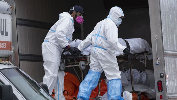 Рабочие в защитных костюмах помещают тело в рефрижератор в Нью-Йорке - 俄罗斯卫星通讯社