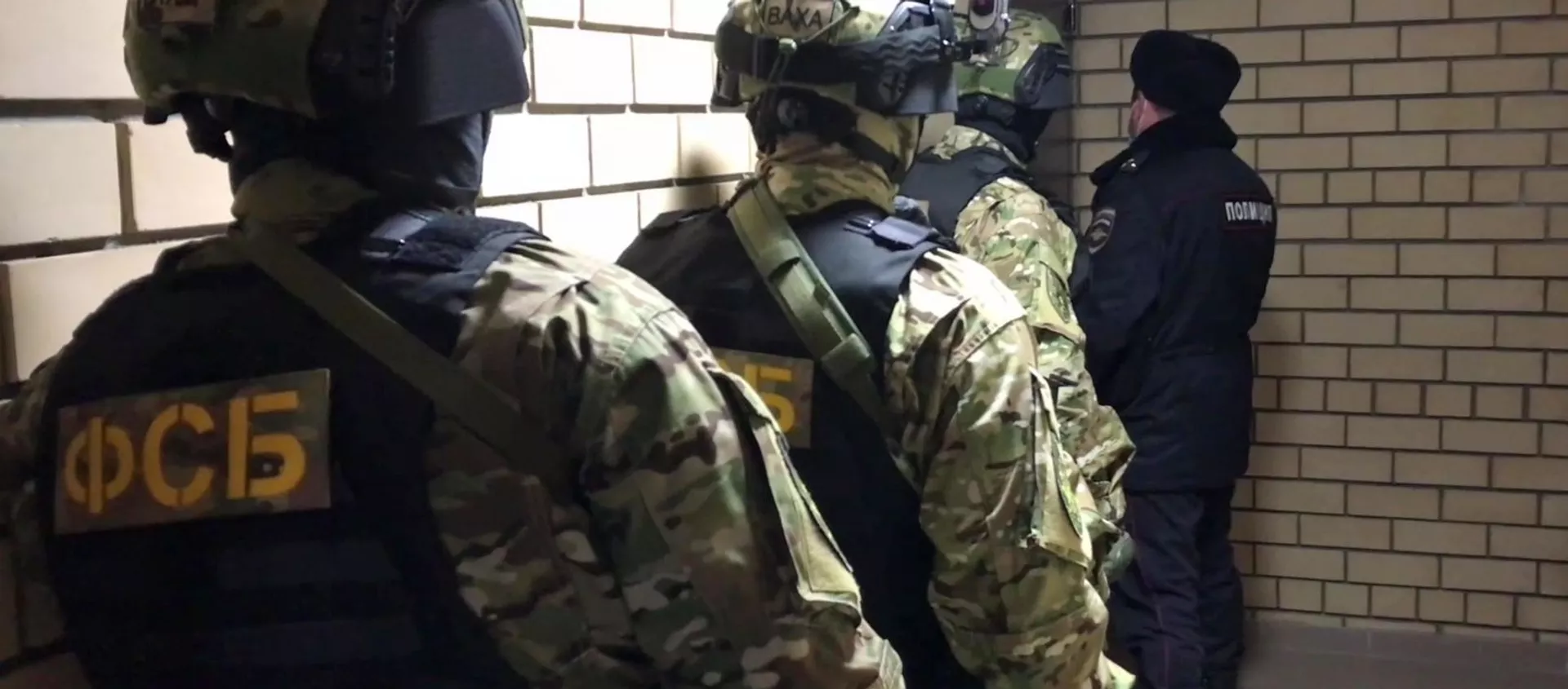 Сотрудники ФСБ РФ и полиции во время задержания граждан, причастных к организации финансирования международной террористической организации Исламское государство - 俄羅斯衛星通訊社, 1920, 17.02.2021