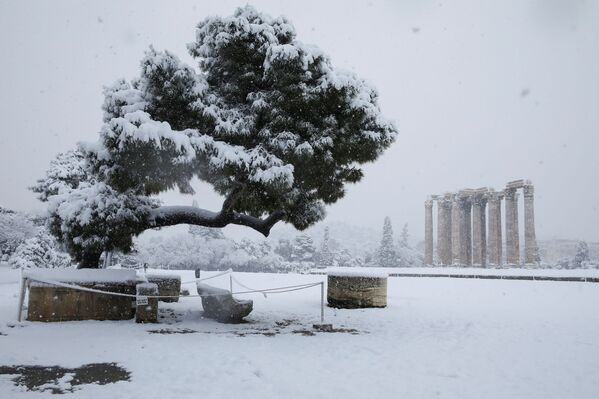 雅典宙斯神廟雪景。 - 俄羅斯衛星通訊社