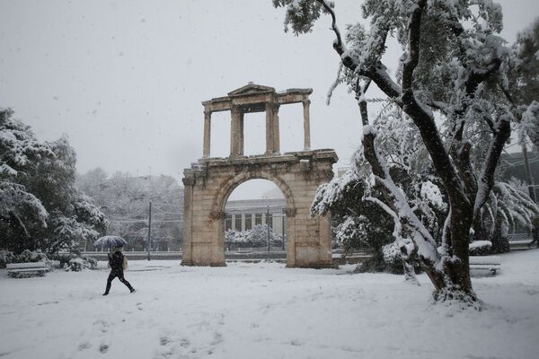 希臘雅典，一個行人冒著大雪走在哈德良拱門附近。 - 俄羅斯衛星通訊社
