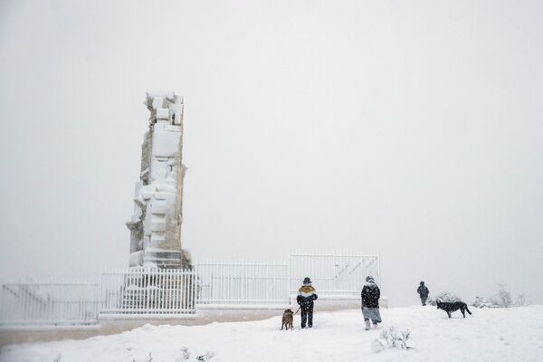 希臘雅典，人們雪中攀爬菲洛帕普山。 - 俄羅斯衛星通訊社
