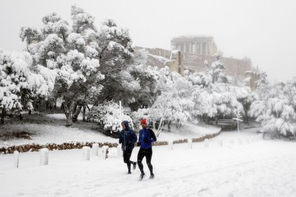 雪天里的跑步者，背景是被积雪覆盖的帕特农神庙。 - 俄罗斯卫星通讯社