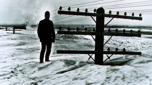 美国北达科他州强暴风雪过后，一名男子在雪中，1966年。 - 俄罗斯卫星通讯社