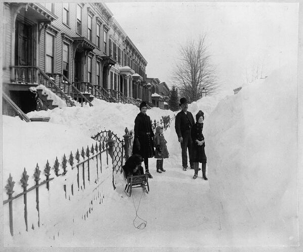 人們走在被積雪覆蓋的街上。 - 俄羅斯衛星通訊社