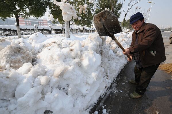 2008年，中國，市政工作人員清理強降雪後的街道。 - 俄羅斯衛星通訊社