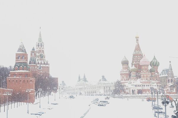 雪中的莫斯科聖瓦西里升天大教堂和克里姆林宮的塔樓。 - 俄羅斯衛星通訊社