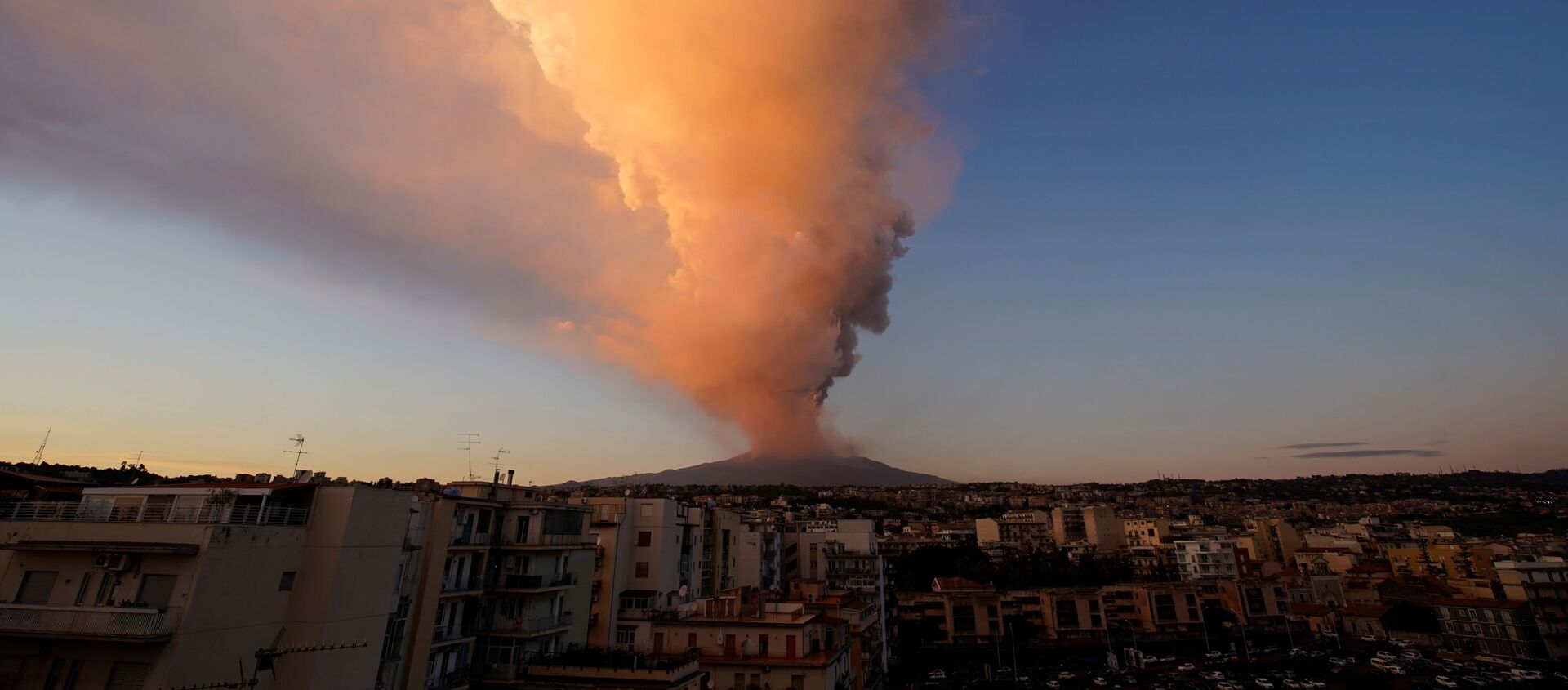 Извержение вулкана Этна в Италии  - 俄羅斯衛星通訊社, 1920, 26.02.2021